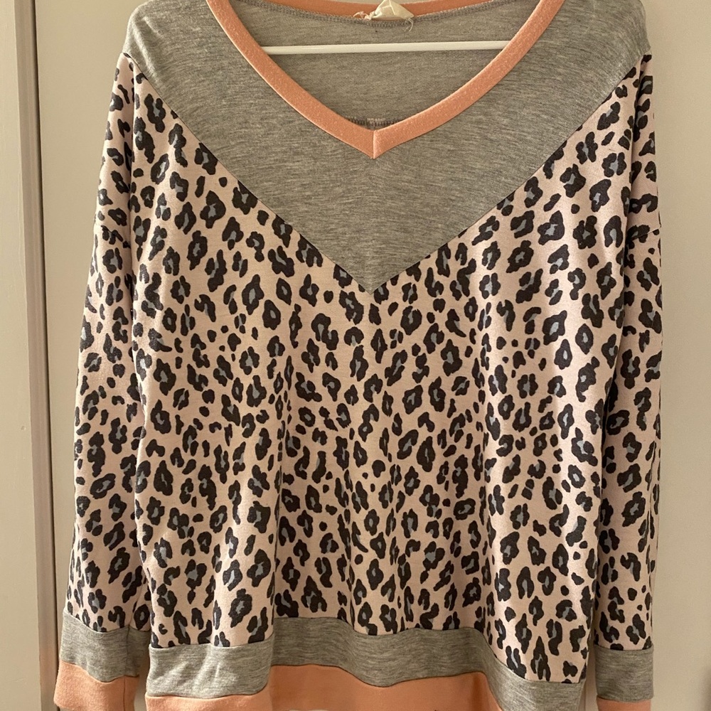 🌟$5 SALE🌟 Leopard print sweater